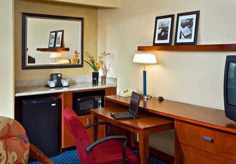 Courtyard By Marriott Charlottesville Room photo