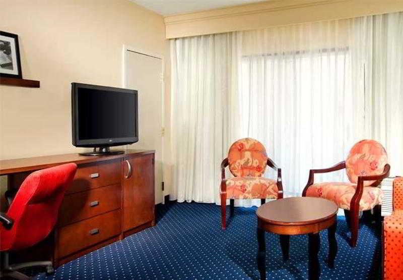 Courtyard By Marriott Charlottesville Room photo